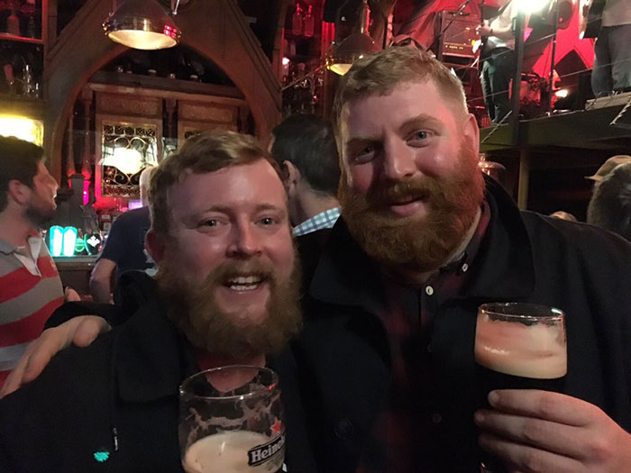 bearded-men-lookalikes-doppelgangers-aeroplane-flight-3