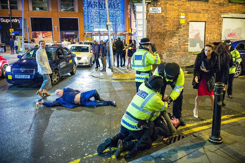 drunken-nye-photo-from-manchester-is-renaissance-masterpiece-1